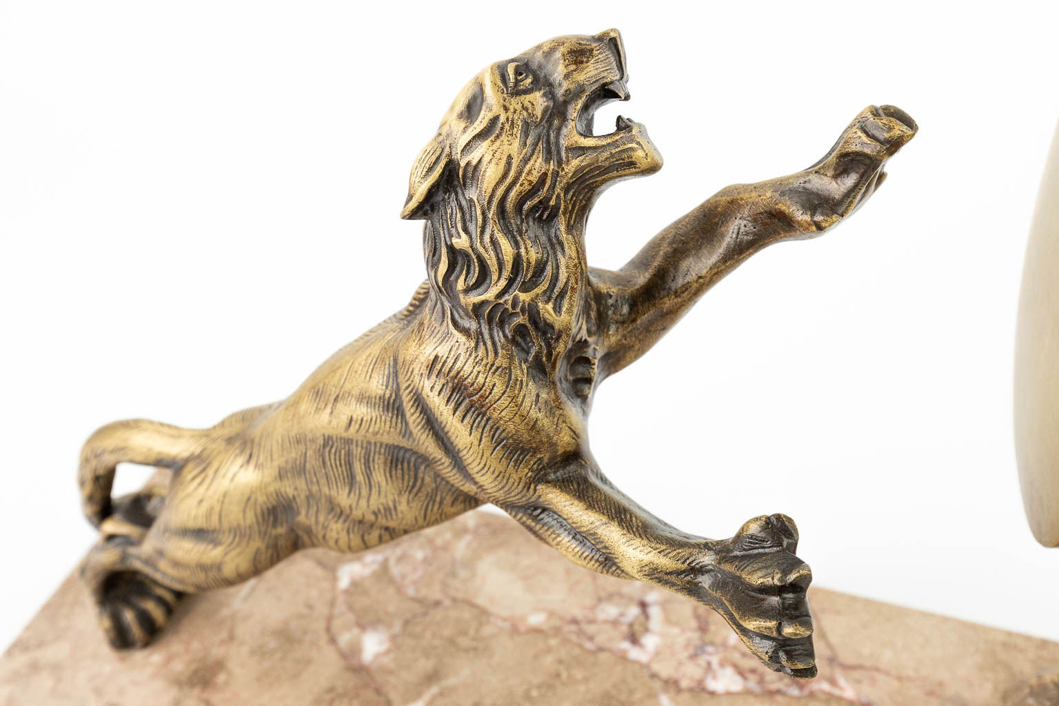 R. TUBACK (XIX-XX) 'Jager met leeuw' een art deco beeld gemaakt uit brons, en gemonteerd op een marmer sokkel (H:46cm)