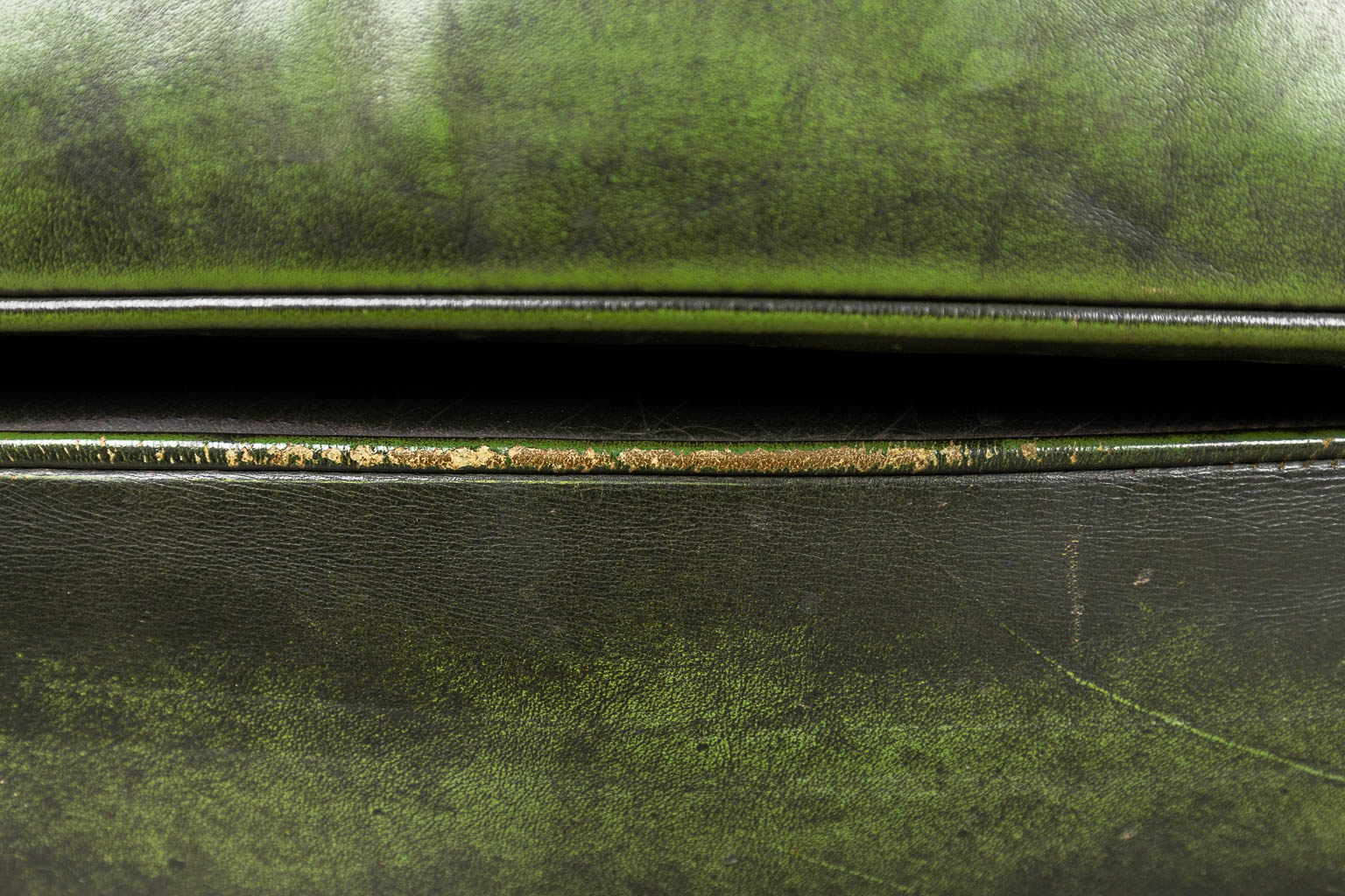Een groen lederen armzetel met hoge rug in Chesterfield stijl. (H:107cm)