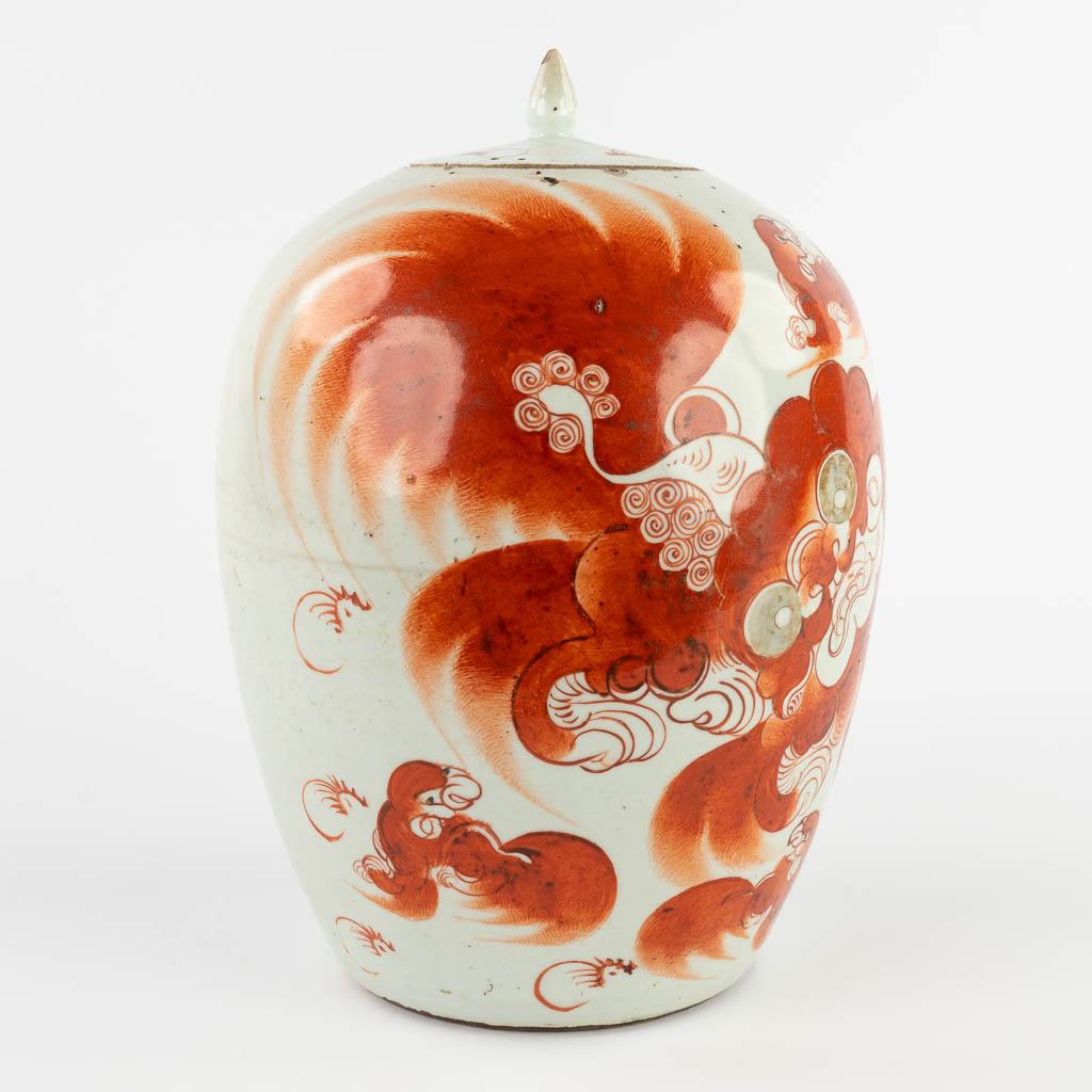 Decoration : A Chinese ginger jar, red decor of a foo dog. 19th/20th C. (H:31 x D:22 cm)