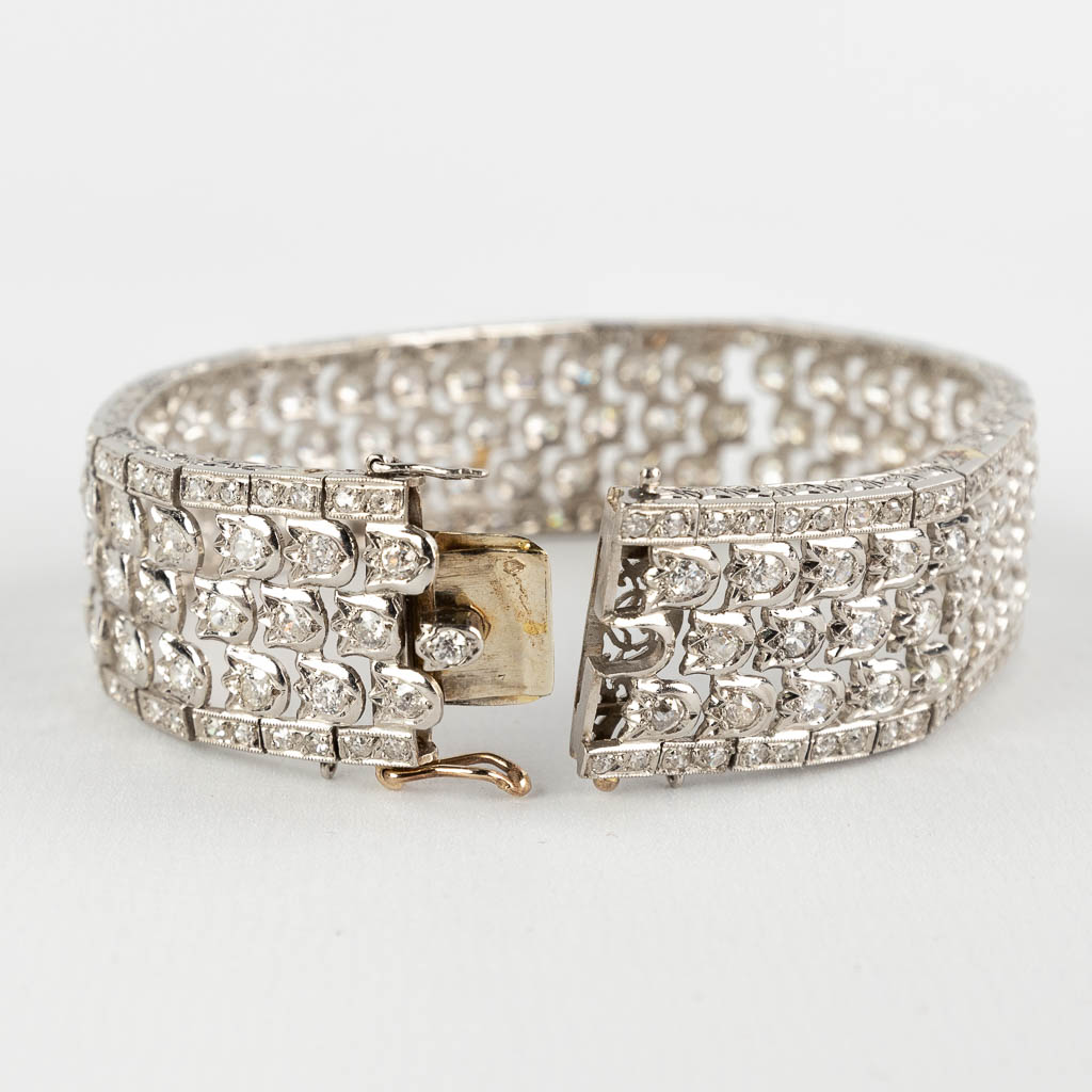 An 18 kt white gold bracelet with 245 facetted diamonds. 49,65g. +/-10 ct. (W:19,5 cm)