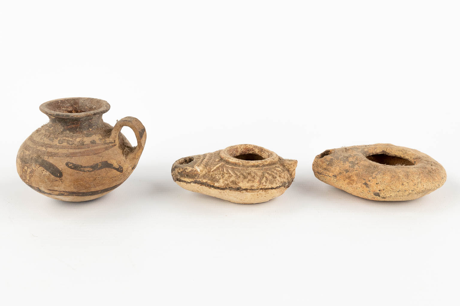 Vaasjes en olielampen, 6 stuks, bodemvondsten, Mogelijk van Romeinse oorsprong. (H:13 cm)