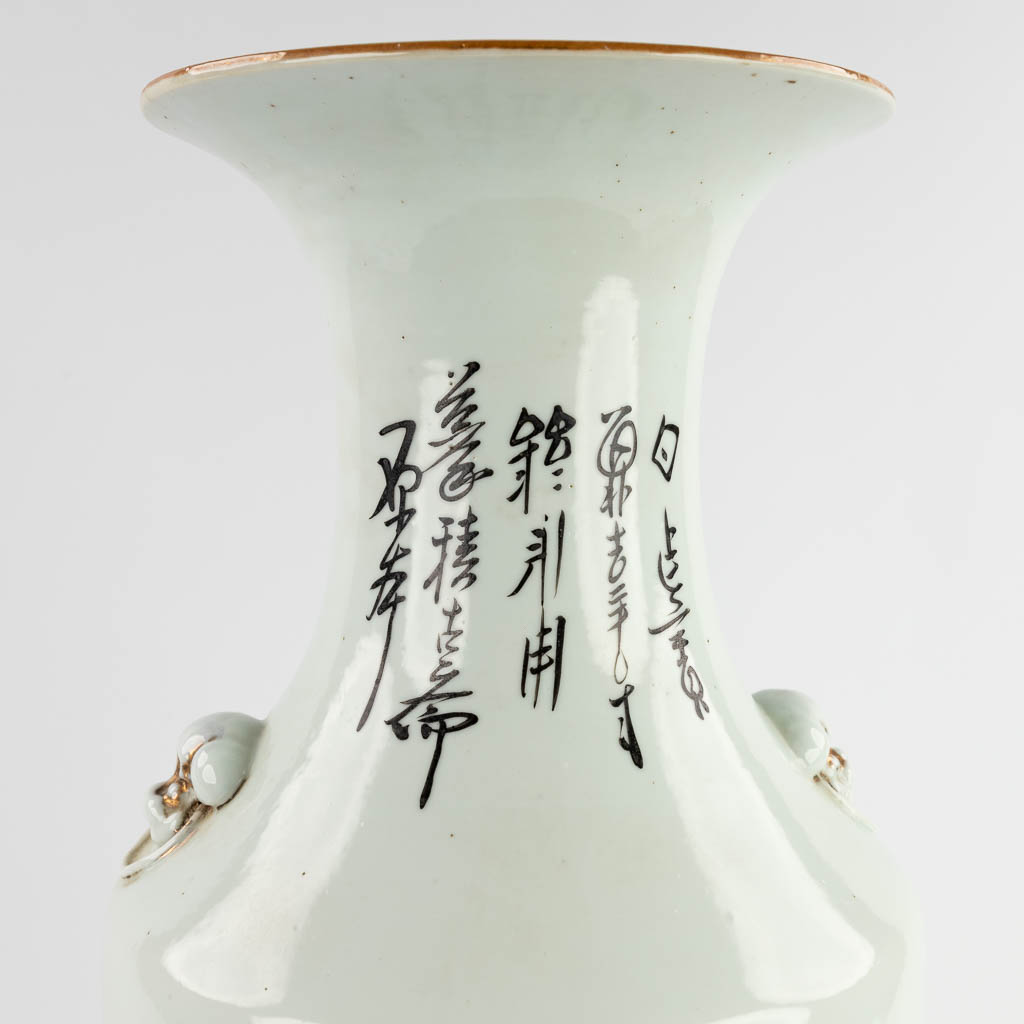 Een Chinese vaas, decor van figuren in de tuin. 19de/20ste eeuw. (H:57 x D:23 cm)