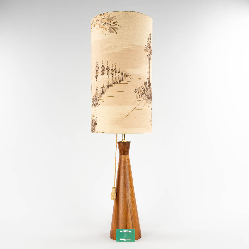 Een mid-century Scandinavische tafellamp, gedraaid hout met originele lampenkap. (H:101 x D:28,5 cm)