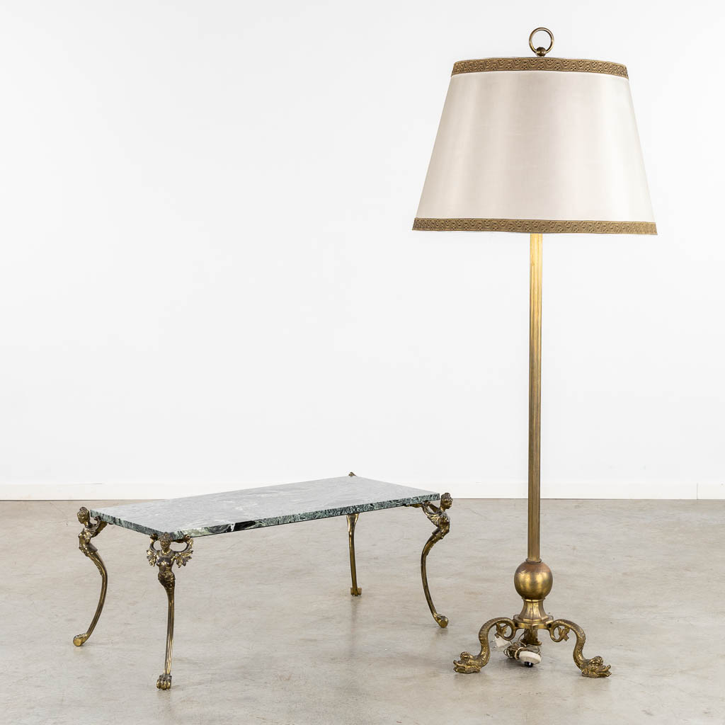 Lot 156 Een salontafel, marmer en brons, bijgevoegd een vloerlamp. Circa 1960. (L:52 x W:101 x H:41 cm)