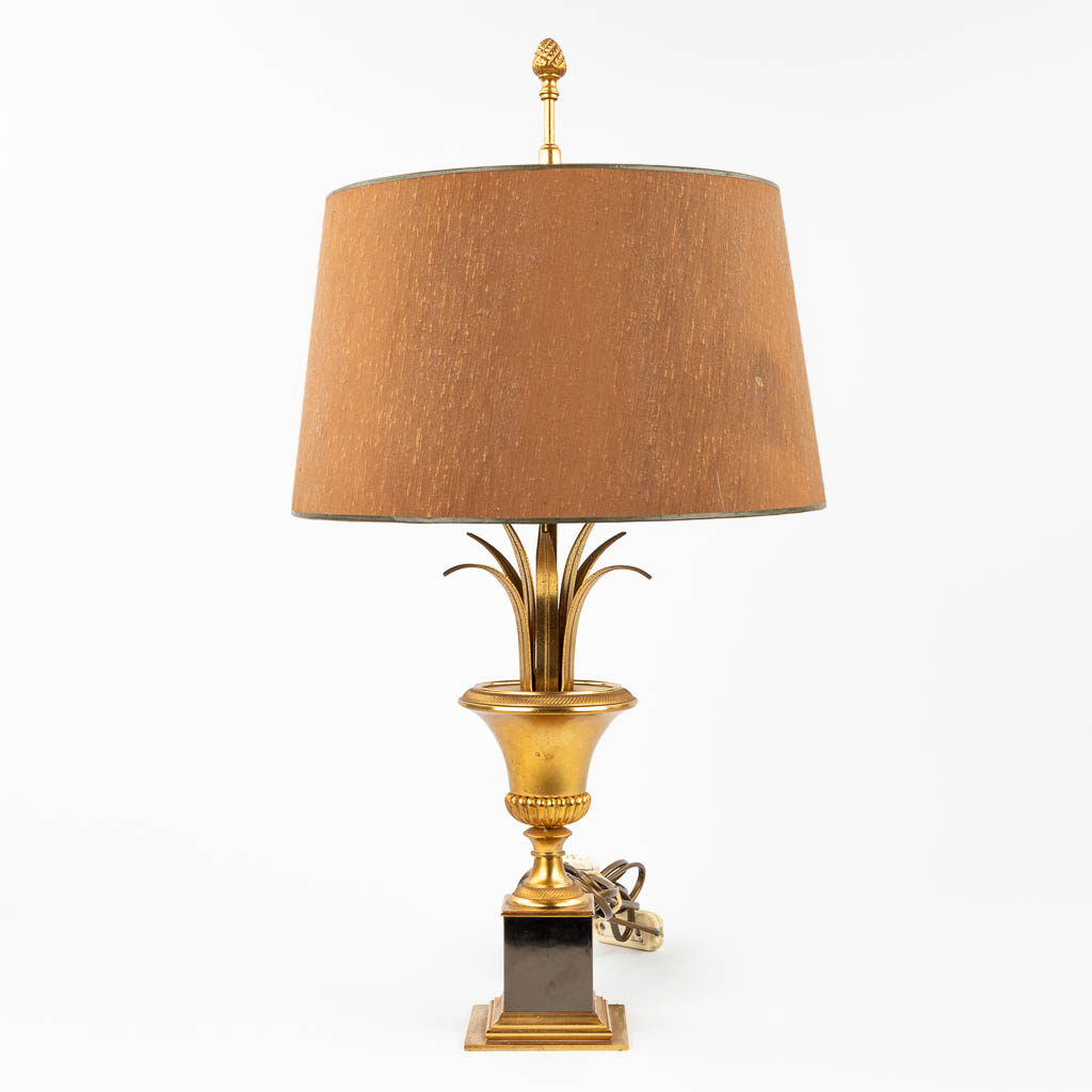  Een tafellamp gemaakt uit messing en brons in Hollywood Regency stijl.