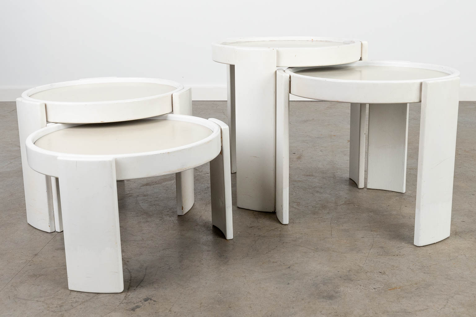 Gianfranco FRATTINI (1926-2004) a set of 4 side tables, made of wood for Cassina. (H:39cm)