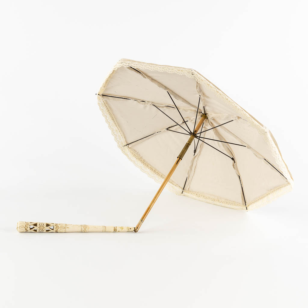 Een parasol met ivoren heft, Frankrijk, 19de eeuw. (L:60 cm)