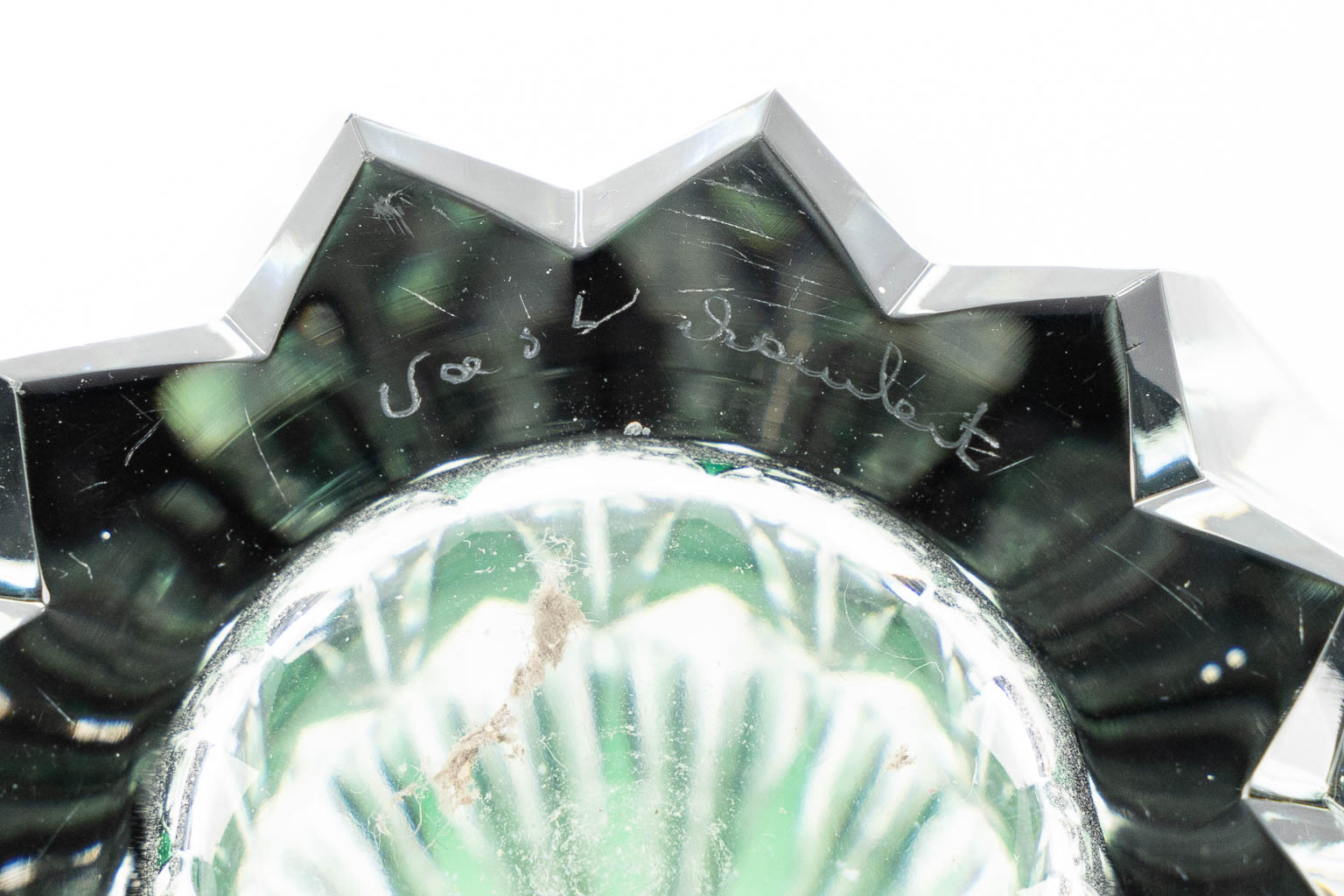 Val Saint Lambert, vijf vazen en een schaal. Gekleurd en geslepen kristal. (H:30 x D:13 cm)
