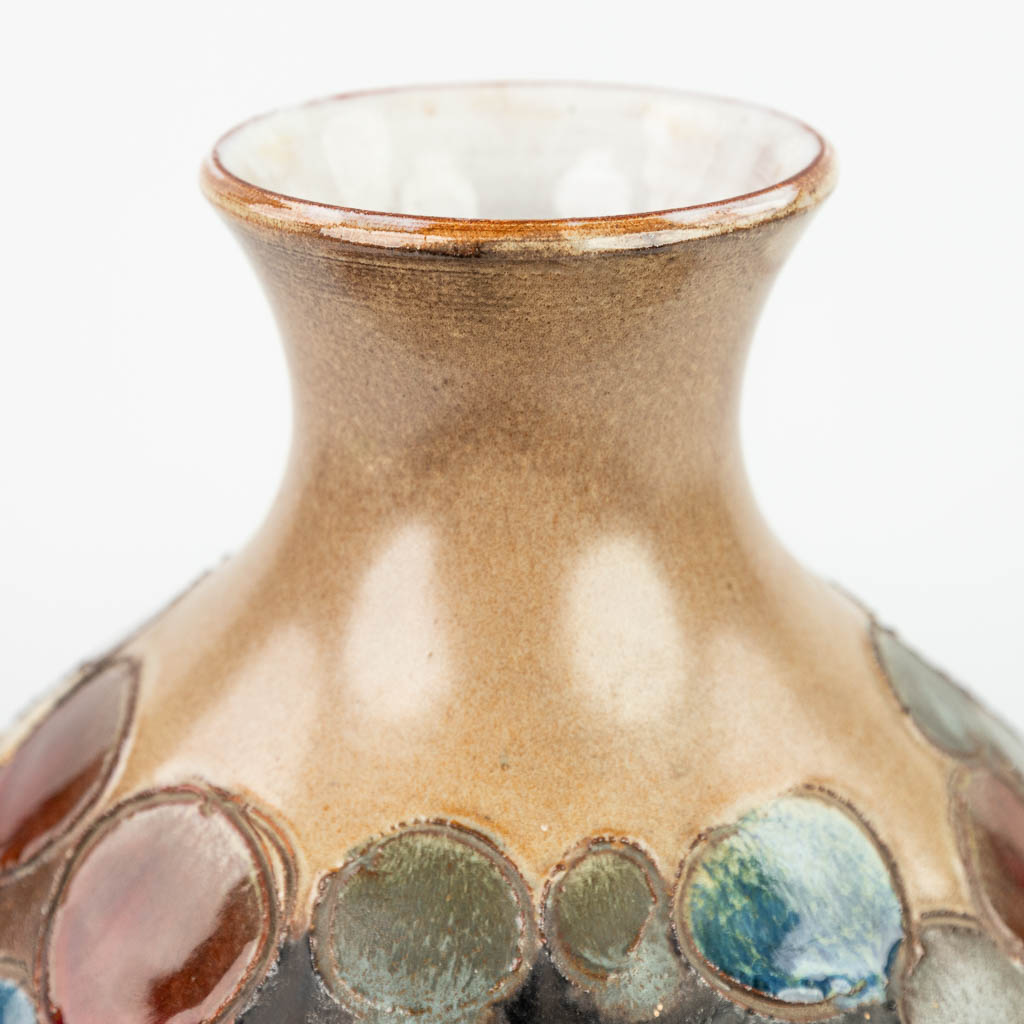 Elisabeth VANDEWEGHE (XX-XXI) a vase made of glazed ceramics for Perignem. (H:37cm)