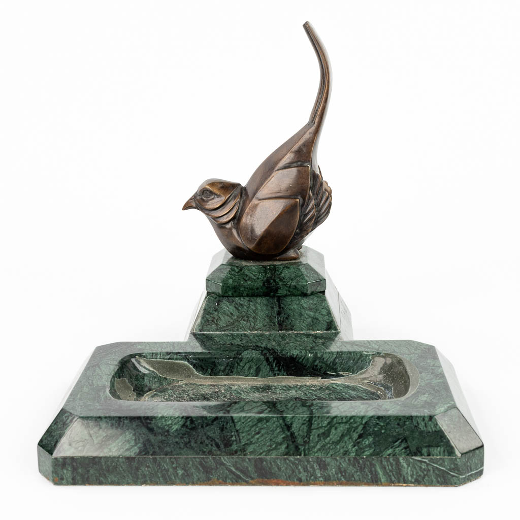 A 'Vide Poche' made of marble with a bird made of bronze in art deco style. (H: 26,5)