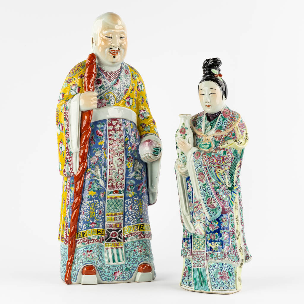 Twee Chinese figuren, Famille Rose, 'Wijze met een perzik' en een 'Hofdame'. 19de/20ste eeuw. (L:13 x W:22 x