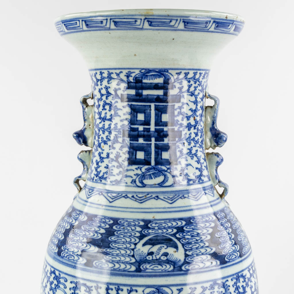 Een Chinese Celadon vaas en gemberpot met blauw-wit decor, dubbel Xi en Floraal. 19de/20ste eeuw. (H:59 x D:25 cm)