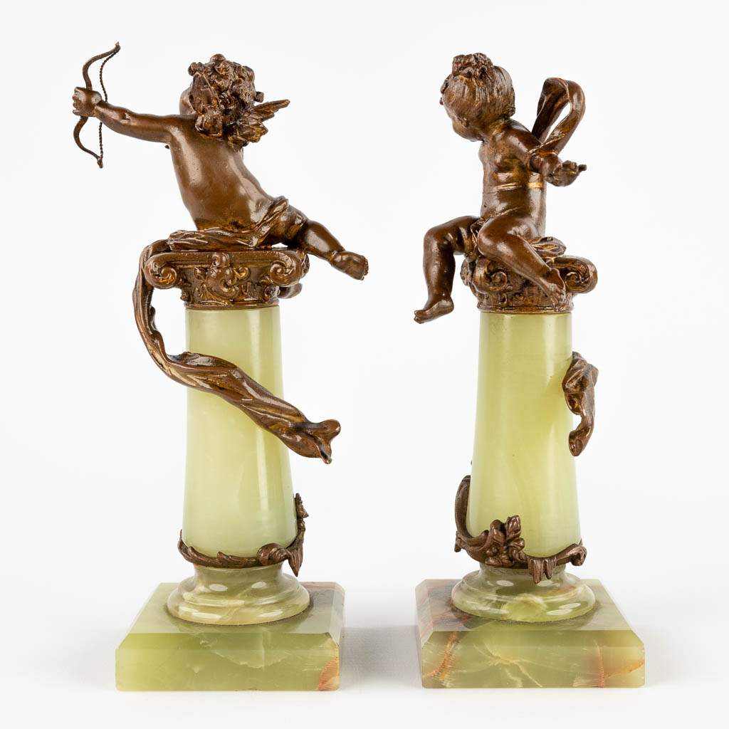 A pair of putti on a pedestal, spelter and onyx in Louis XV style. 19th C. (D:8 x W:8 x H:23 cm)