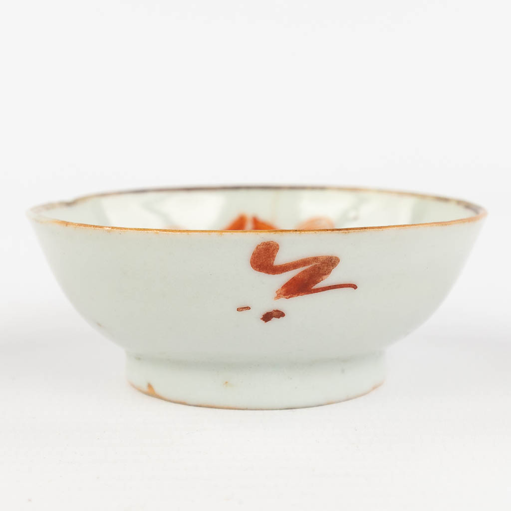 An assembled collection of Chinese porcelain and stoneware. 19th/20th C. (D: 14,5 cm)