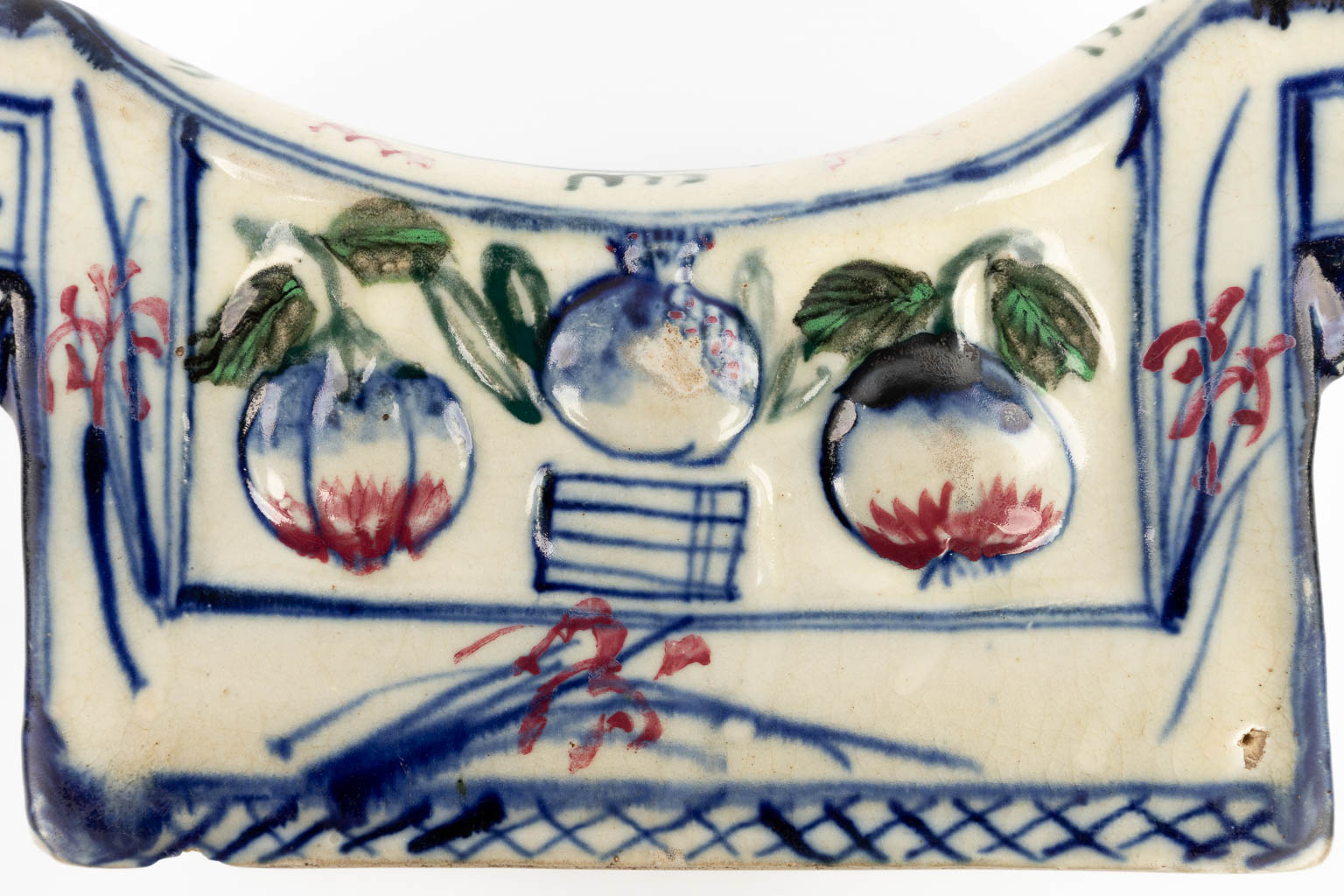 Een Chinees hoofdkussen, polychrome porselein, 18de/19de eeuw. (D:11 x W:24 x H:12 cm)