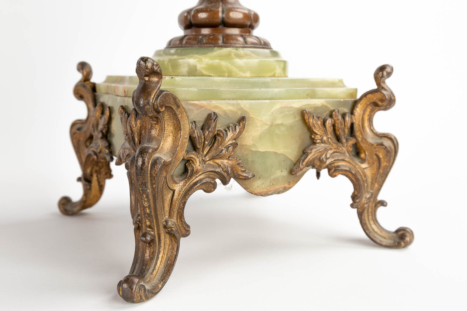 A three-piece mantle garniture clock with side pieces, spelter on an onyx base. 19th C. (D:20 x W:37 x H:64 cm)