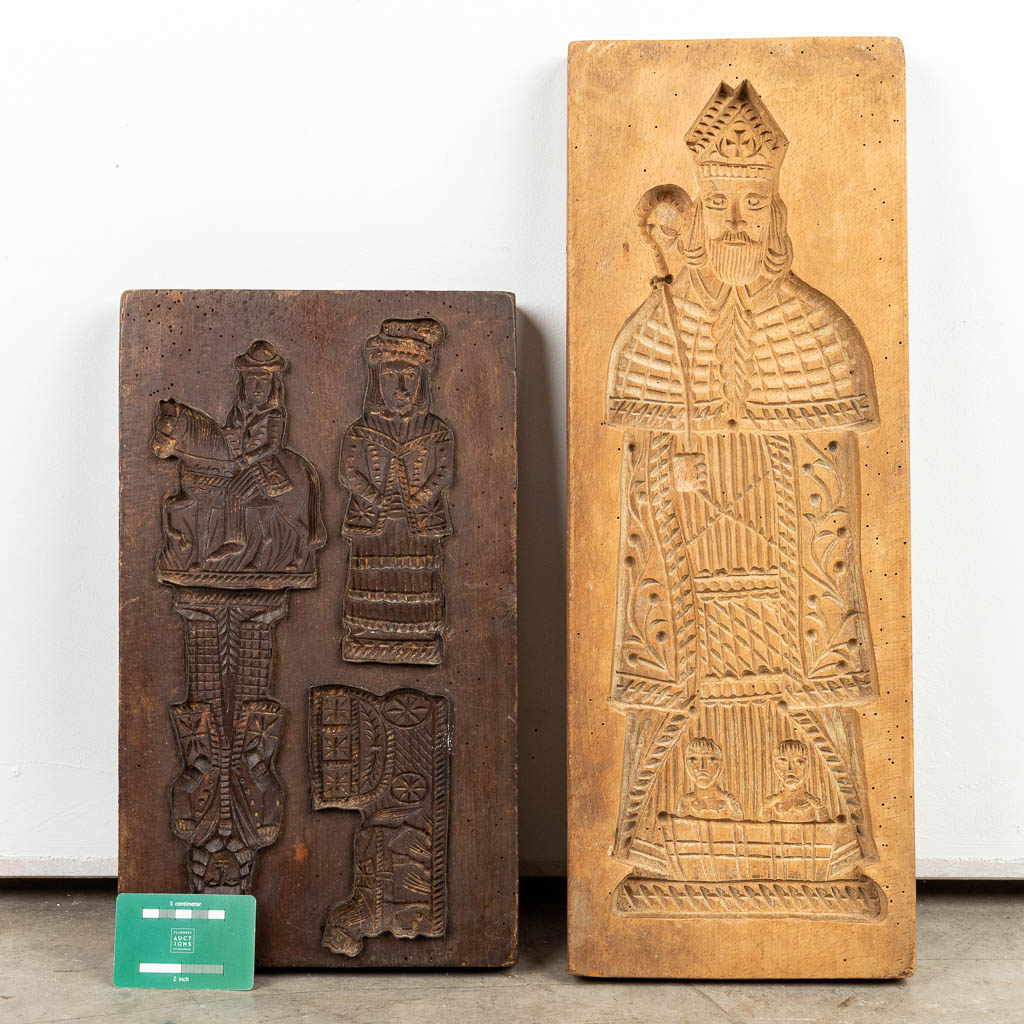 A collection of 2 gingerbread boards made of sculptured wood. (H:56,5cm)