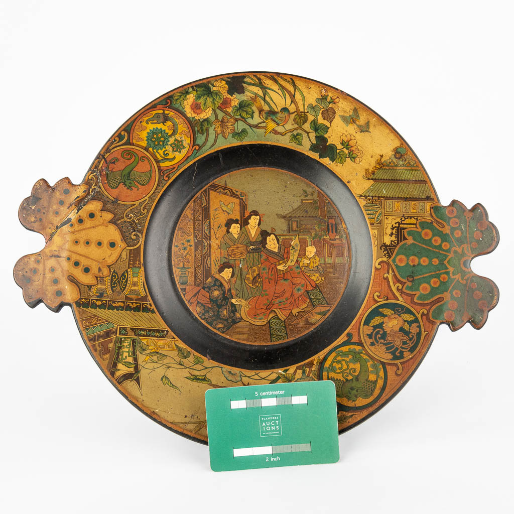 A display plate with Japanese images and made of Papier Maché. (H:26,5cm)