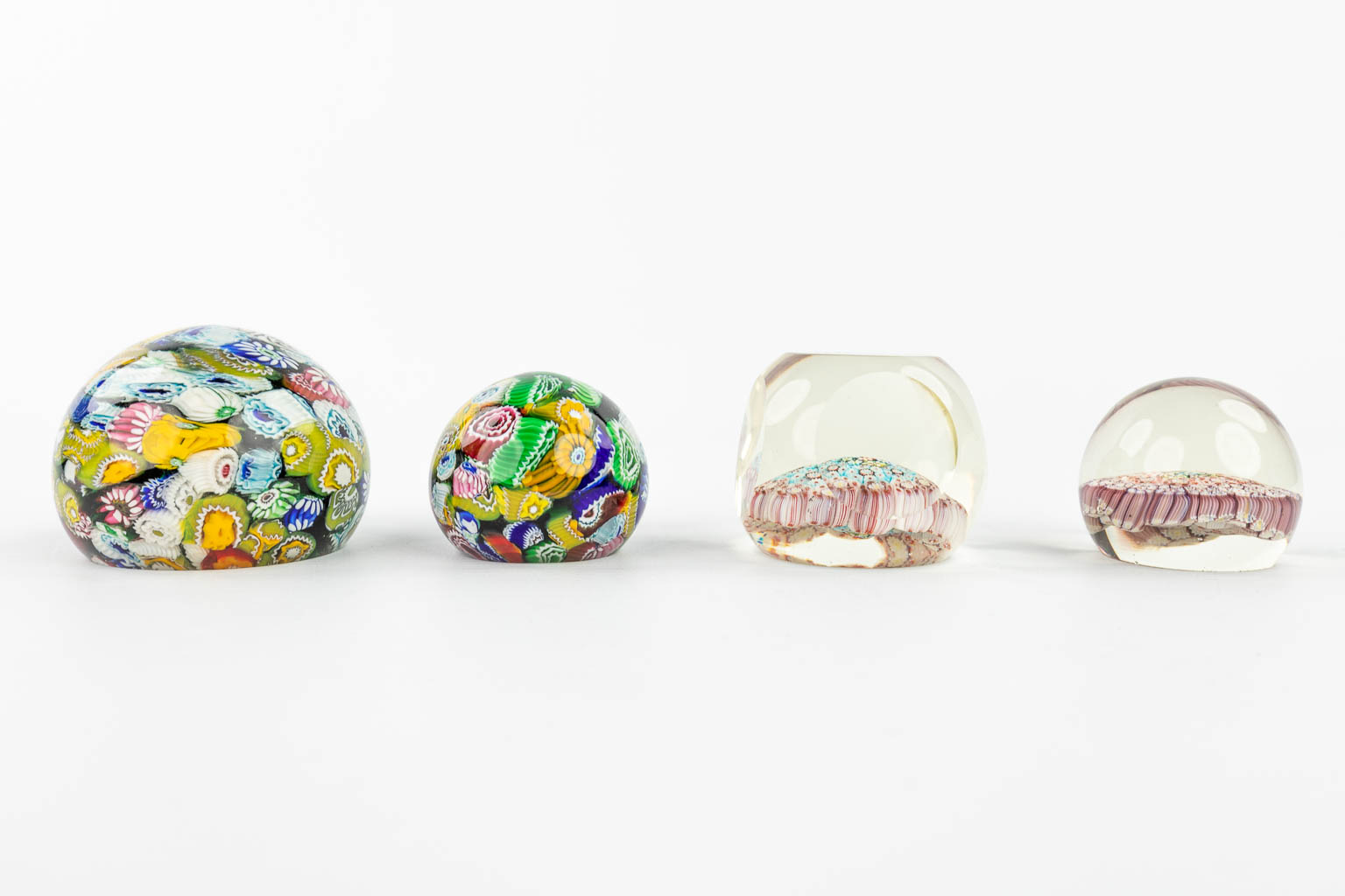 A collection of 8 paperweights made of crystal in Murano and decorated with millefiori. (H:7,5cm)