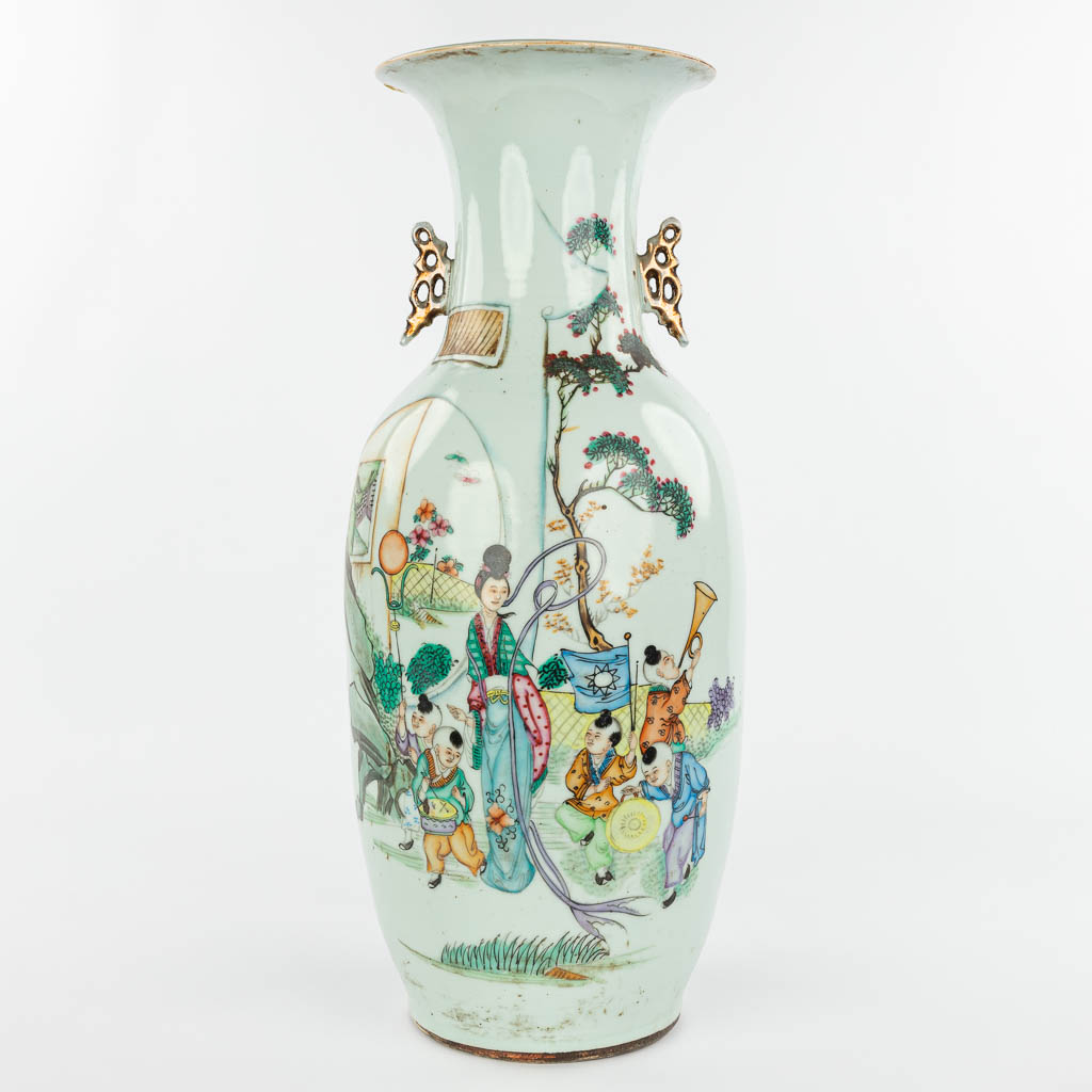 Lot 041 Een Chinese vaas gemaakt uit porselein en versierd met hofdames en muzikale kinderen (H:57cm)