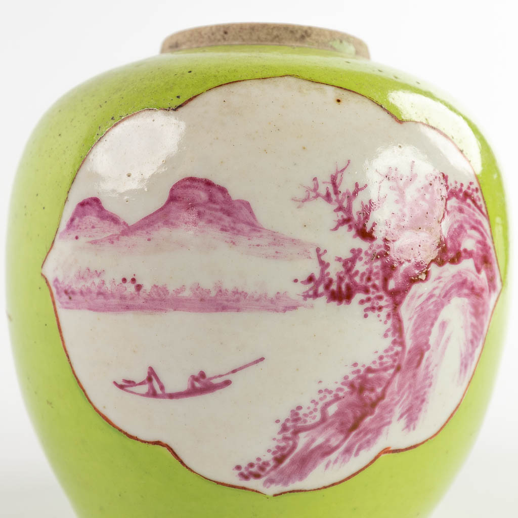 A Chinese jar with landscape decor. 18th/19th C. (H:13 x D:12,5 cm)