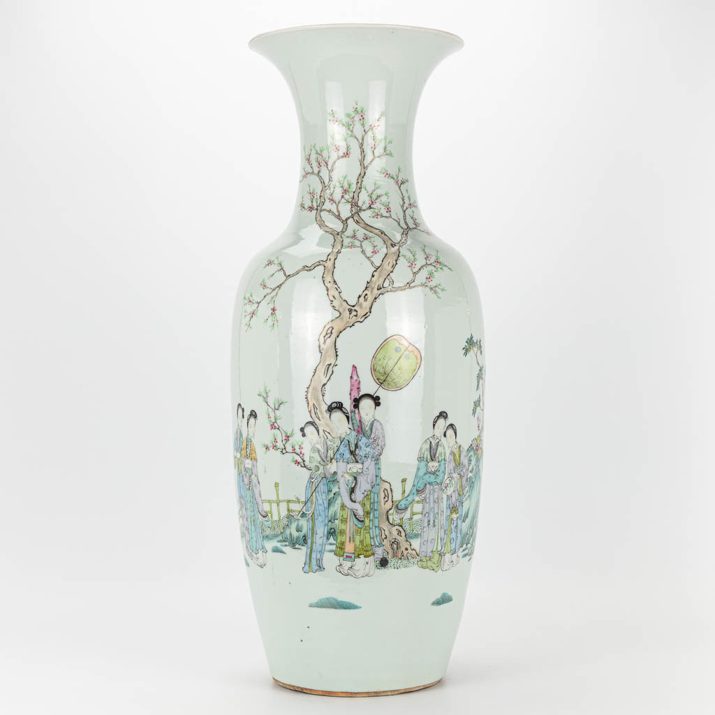 Een vaas gemaakt uit Chinees porselein met decor van hofdames. 