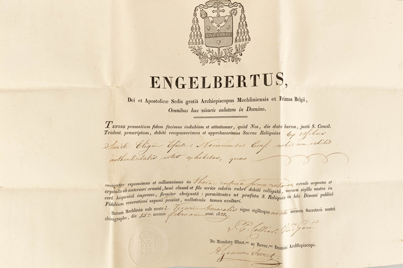 Een verzegelde theca met relikwie en document: Ex Ossibus Sancti Eligii Episcopus. (H:1,2 x D:3,5 cm)