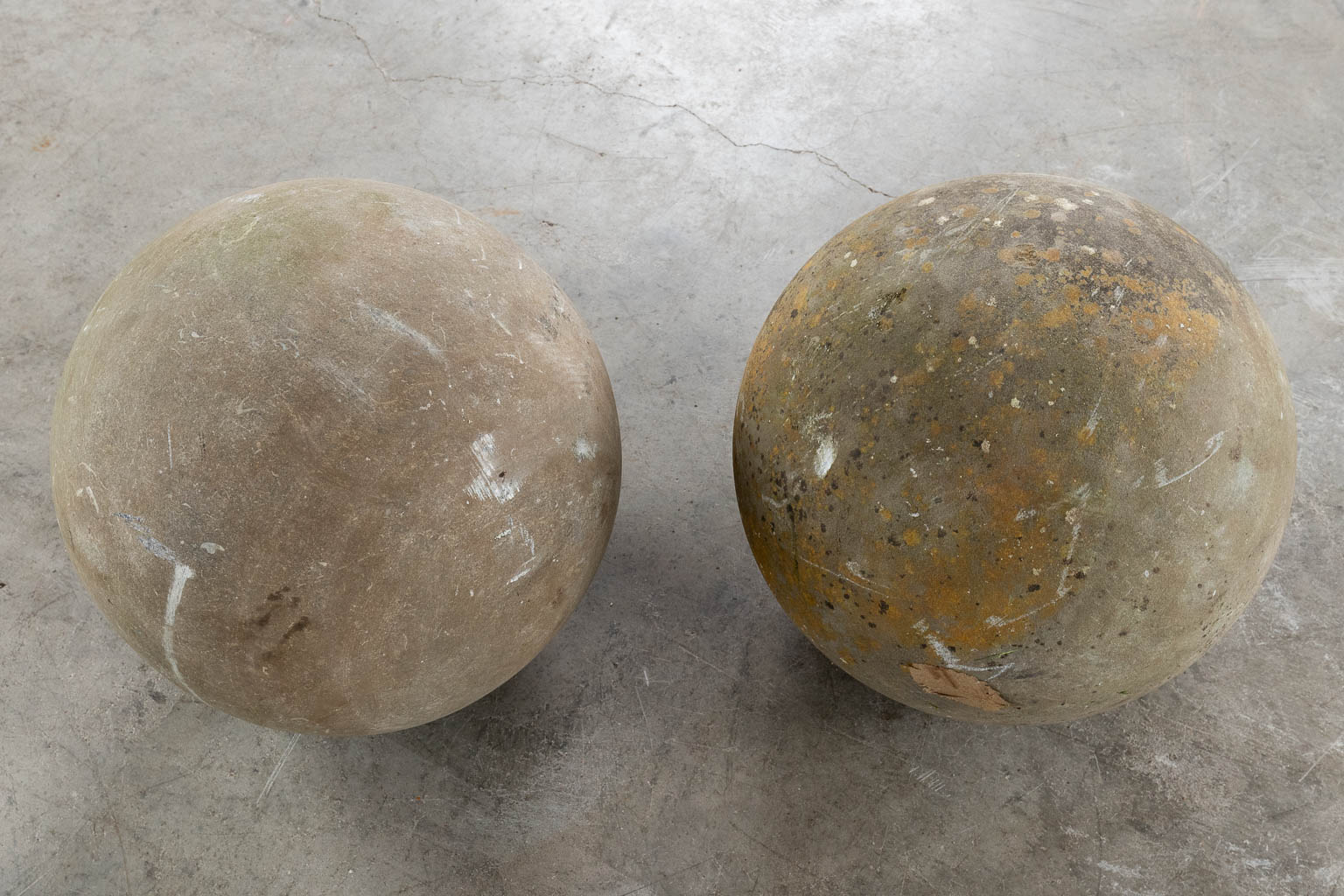 A pair of garden ornaments in the shape of a balls, sculptured Belgian bluestone. 20th C. (D:30 cm)