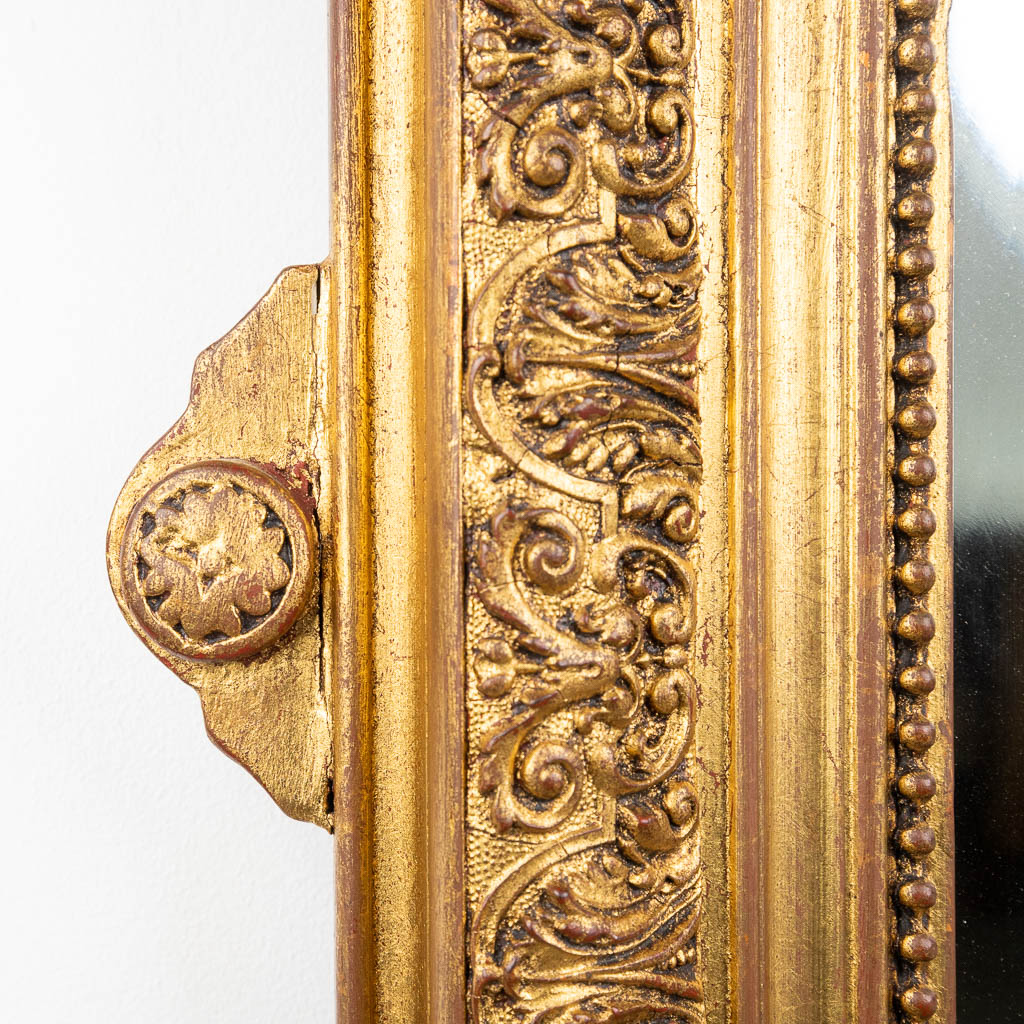 Een antieke spiegel, vergulde stucco. Circa 1900. (W:61 x H:114 cm)