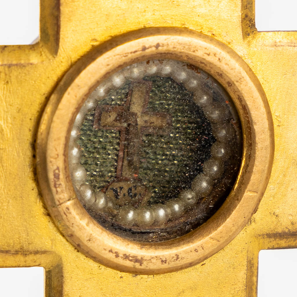 Een klein reliquarium met relikwie van het heilig kruis. (L:8 x W:10 x H:25 cm)