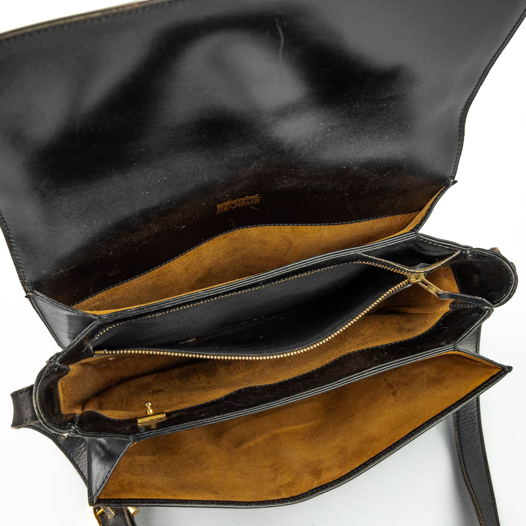 Een handtas gemaakt uit zwart leder en gemerkt Delvaux (H:21cm)