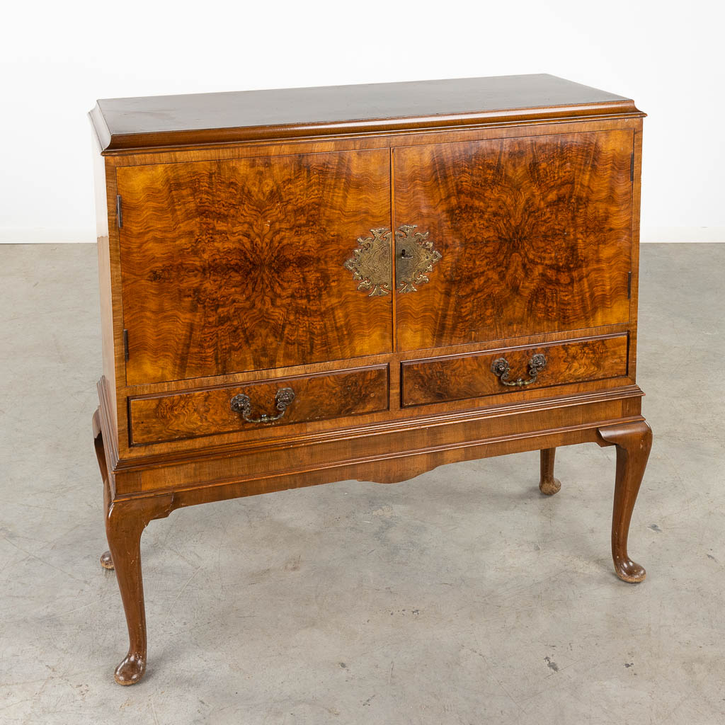 A Side cabinet, walnut veneer, England. 19th C. (D:45 x W:113 x H:107 cm)