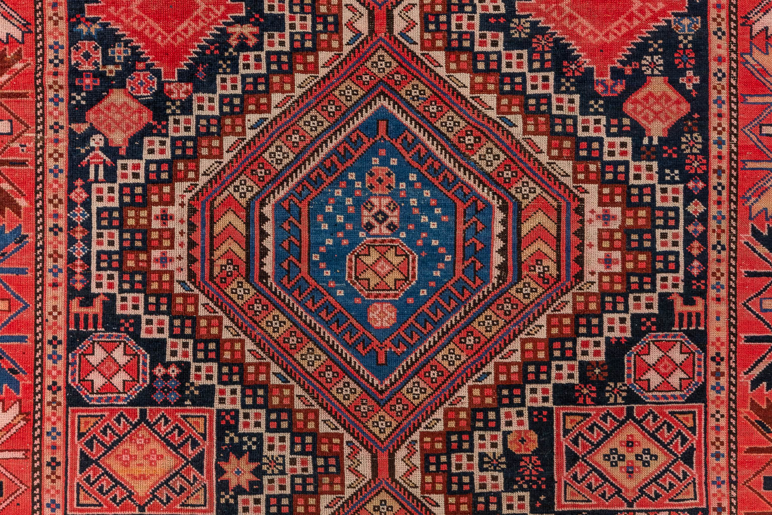 Een Oosters handgeknoopt tapijt, Shirvan, Kaukasus. (D:305 x W:149 cm)