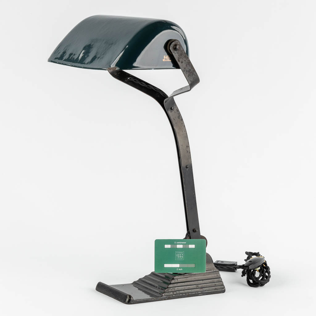 Horax, a table lamp, enamelled metal. 20th C. (L:37 x W:25 x H:38,5 cm)