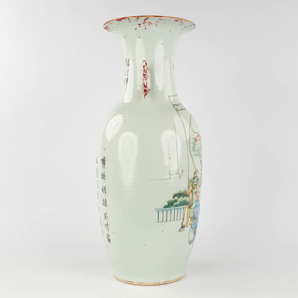 Een Chinese vaas met decor van wijzen aan een tafel. 19de/20ste eeuw. (H: 57 x D: 23 cm)