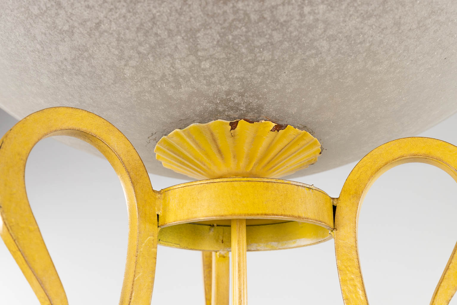 Twee salontafels en een staande lamp, geel gepatineerd metaal. 20ste eeuw. (D:70 x W:70 x H:51 cm)