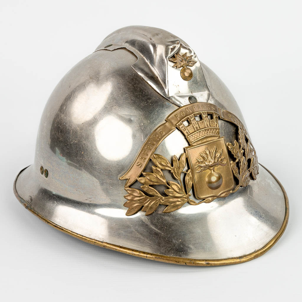 Een helm voor de Marokkaanse brandweer tijdens de Franse periode (1912-1956). (H:16cm)