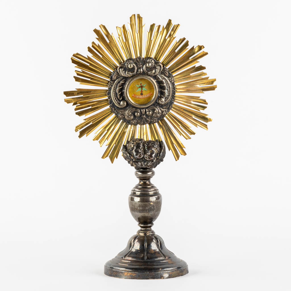 A small sunburst monstrance with a relic for the 'True Cross'. (L:10 x W:17,5 x H:30,5 cm)