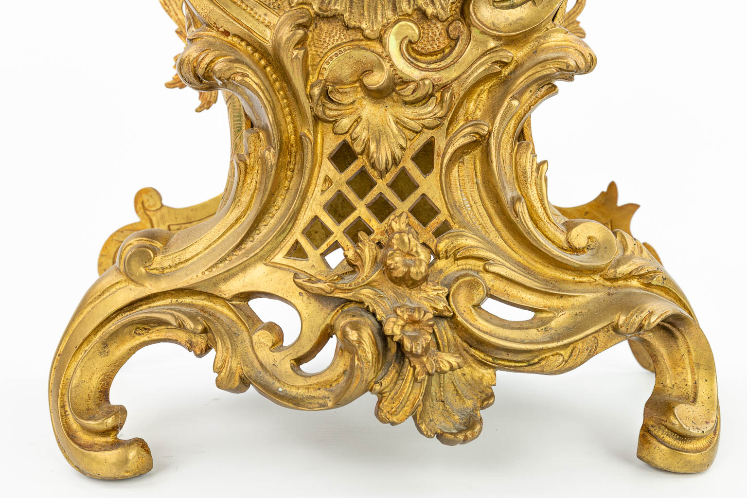 Een tafelklok gemaakt uit brons in Lodewijk XVI stijl. (H:60cm)