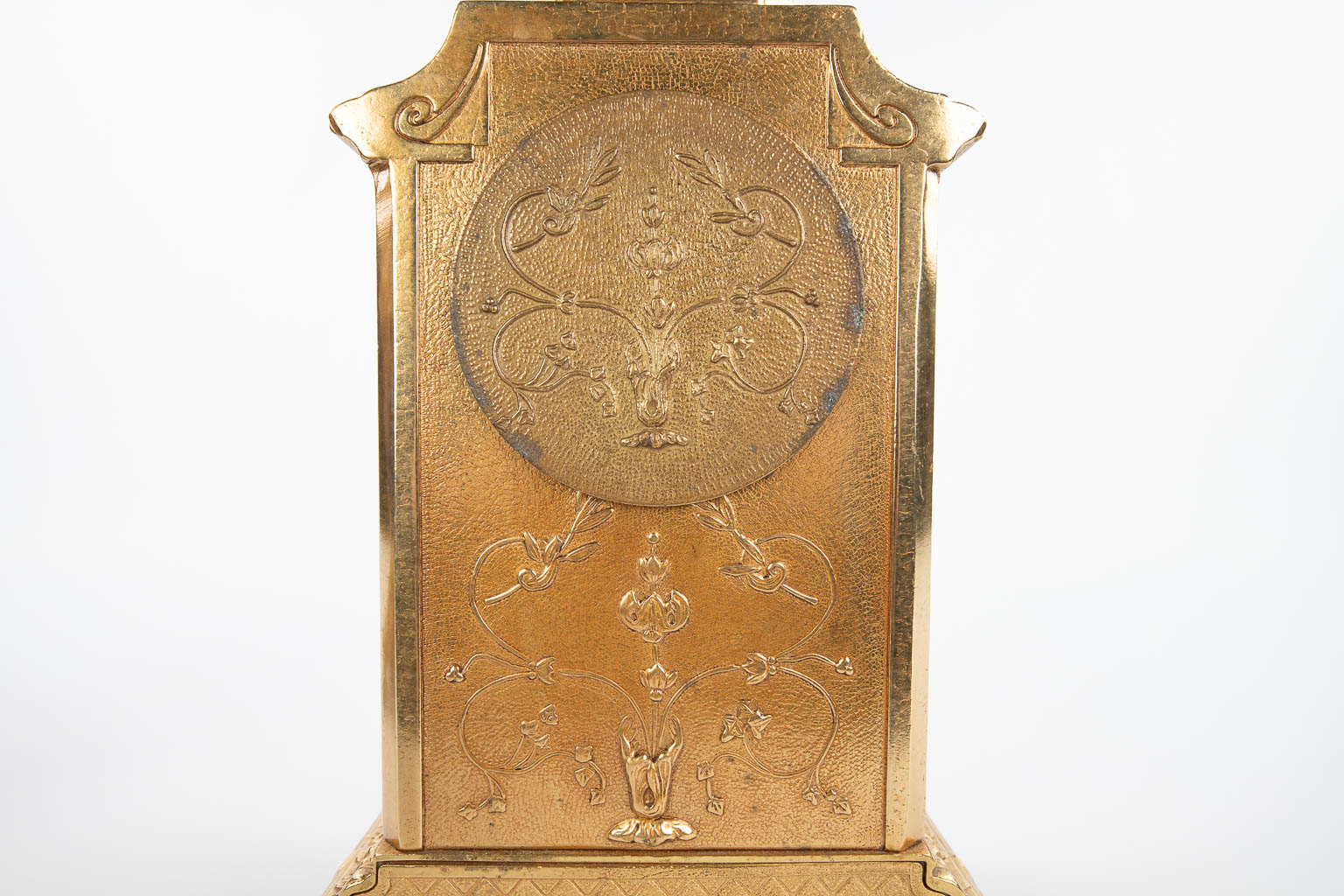 Een driedelige schouwgarnituur met klok en zijstukken, gemaakt uit brons en porselein en gemerkt Imperial (H:43cm)