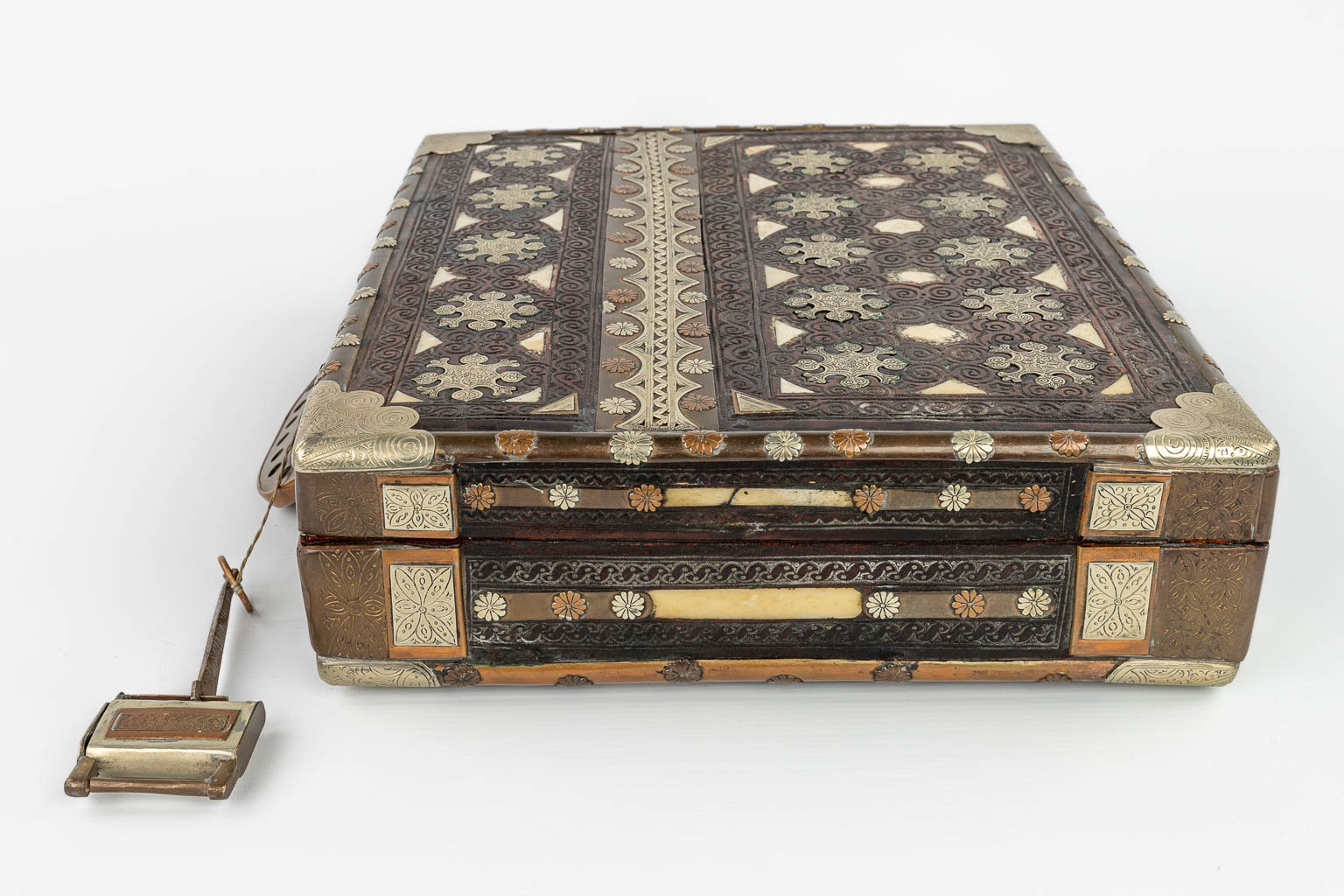 Een documentenkoffer gemaakt in Oosterse stijl, afgewerkt met metaal en ingelegd met parelmoer. (H:10cm)