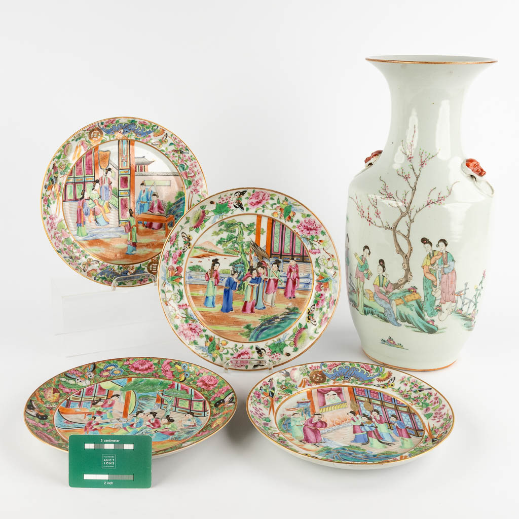 A Chinese Vase and 4 Canton plates, decorated with figurines. 19th/20th C. (H:42 x D:20 cm)