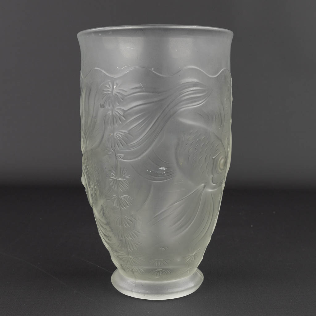A vase decorated with fish and made of satin glass. Art Deco period. (H:22cm)