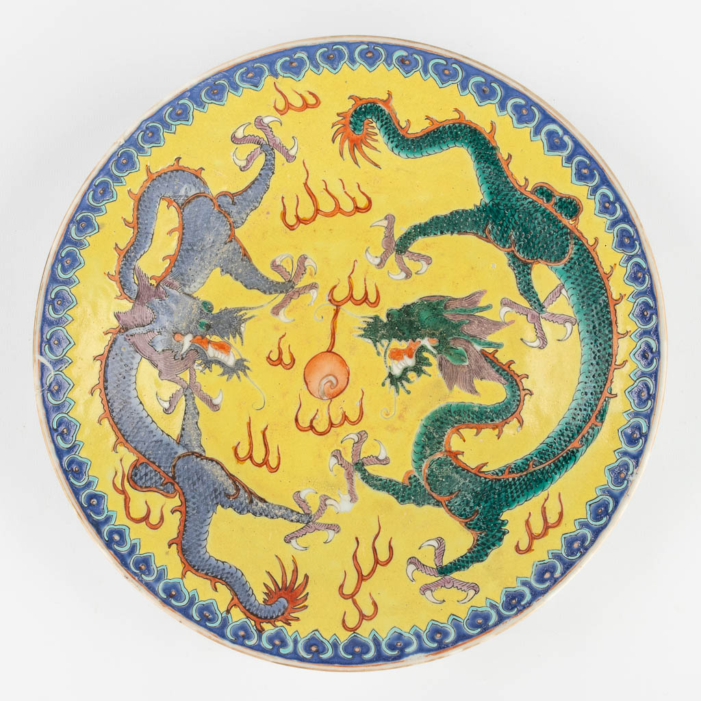 A Chinese plate with dragon decor. 19th/20th C. (D:29 cm)