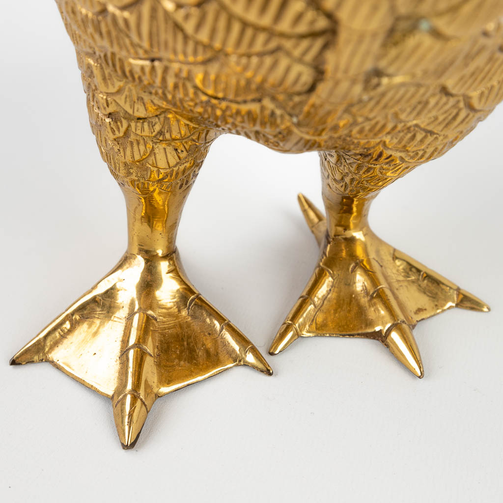 A large figurative goose, gold-plated metal. 20th C. (D:15 x W:35 x H:49,5 cm)