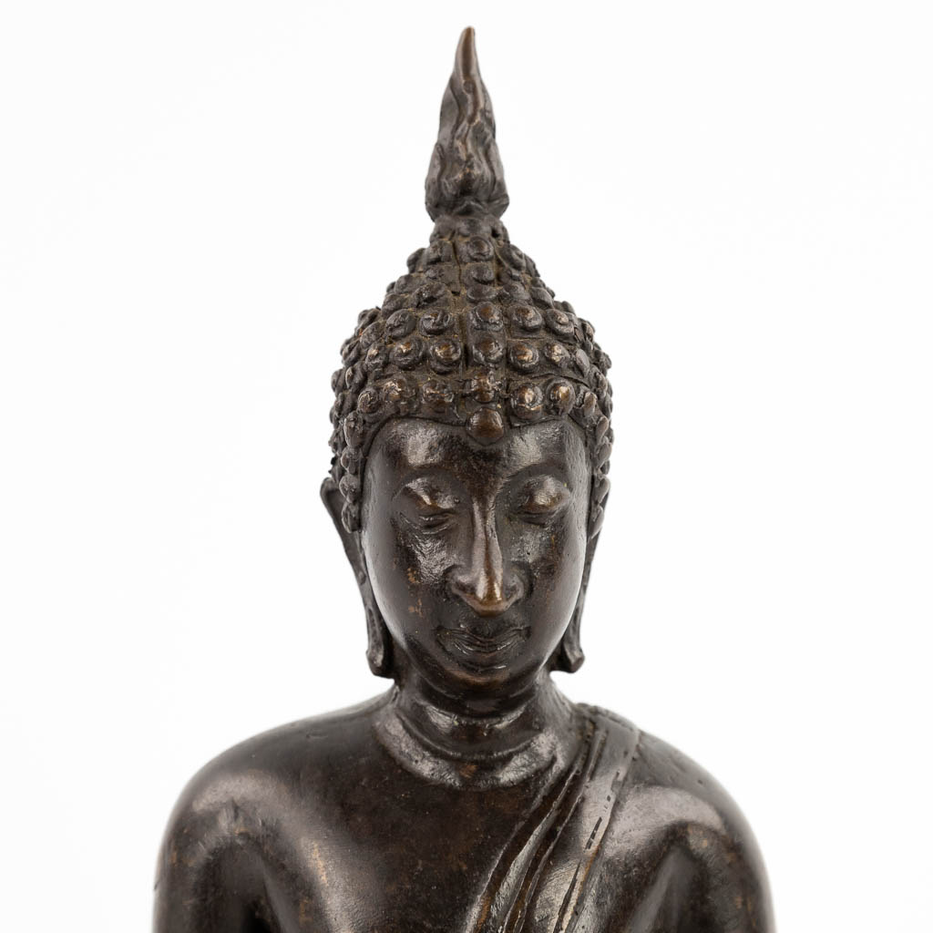 Een Thaise Sakiamuni en Chinese Medicinale Boeddha, gepatineerd brons. 19de/20ste eeuw. (D:7,5 x W:13 x H:20 cm)