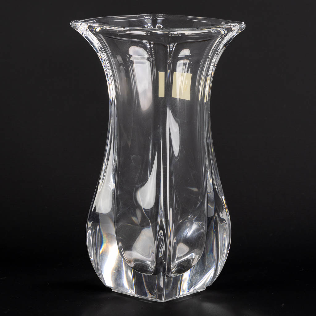 Cristal De Sèvres, a large crystal vase. (L:15 x W:18 x H:28 cm)