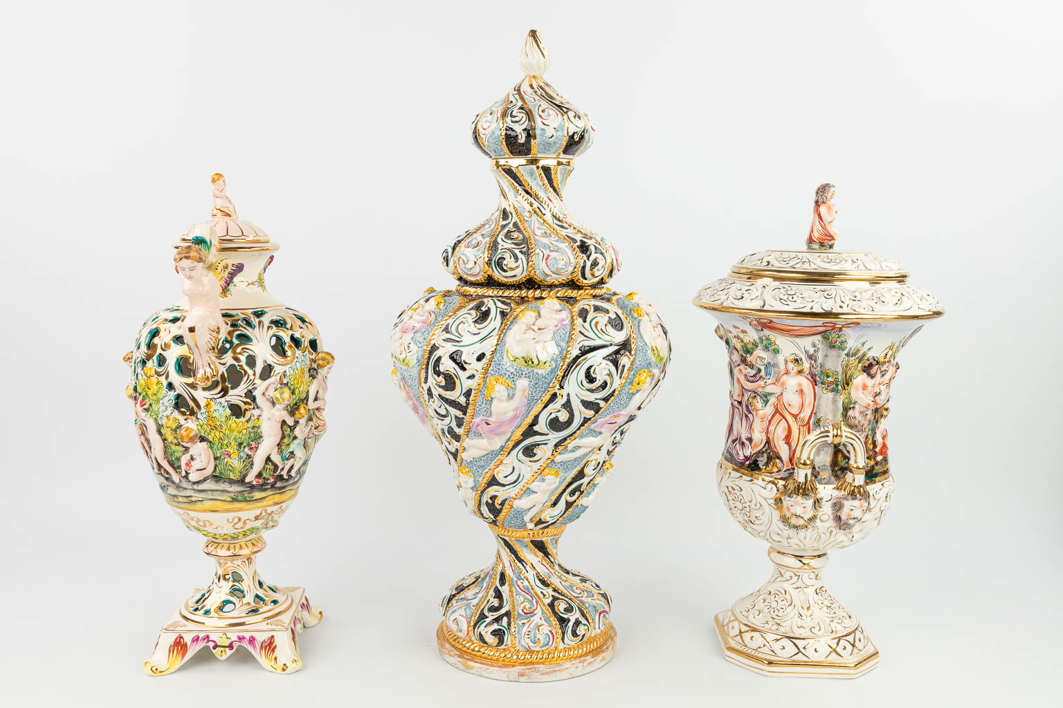 Een collectie van 6 vazen en potten gemaakt uit geglazuurde faience door Capodimonte, Italië. (H:66cm)