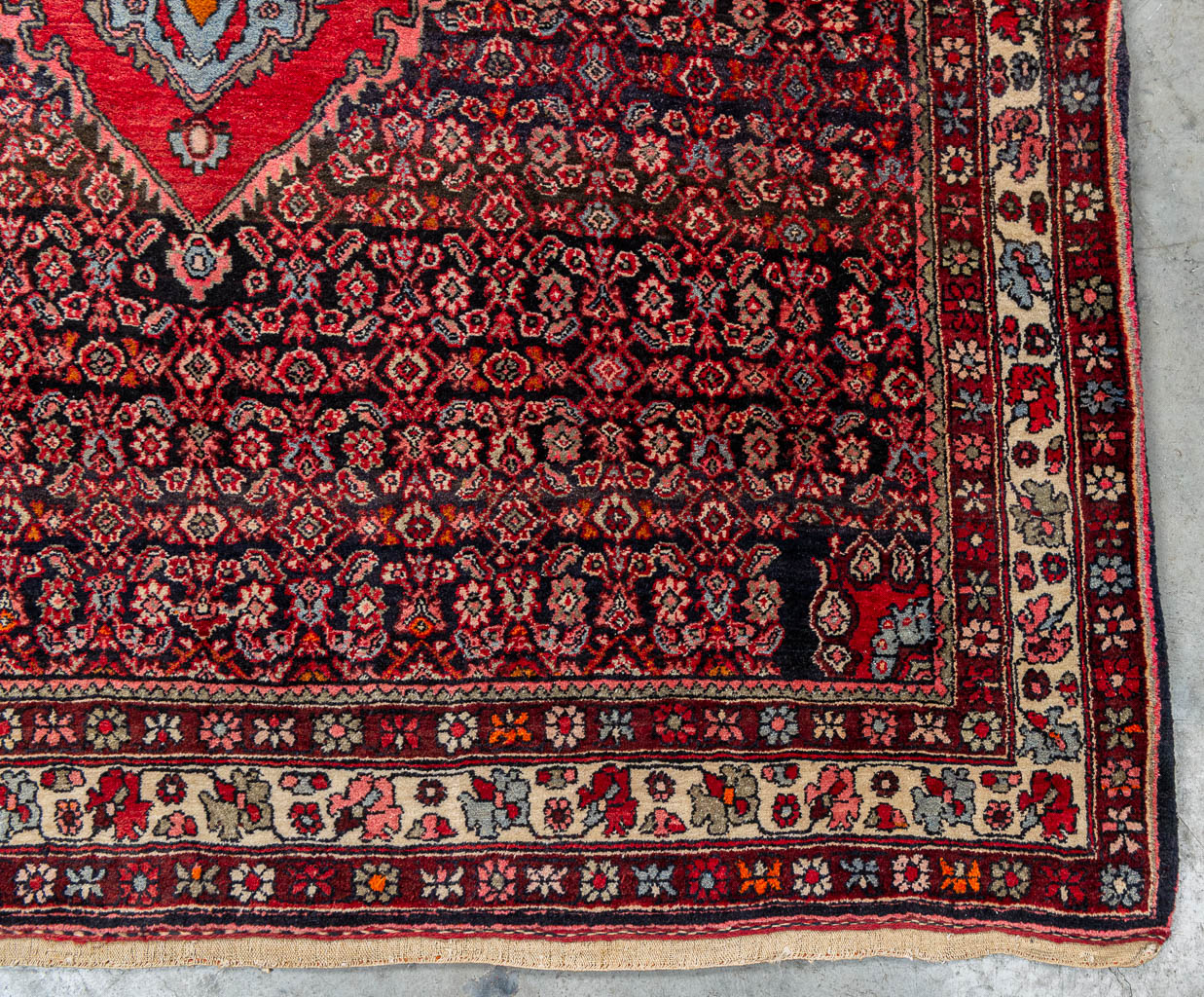 Een Oosters, handgeknoopt tapijt Bidjar. (140 x 211 cm)
