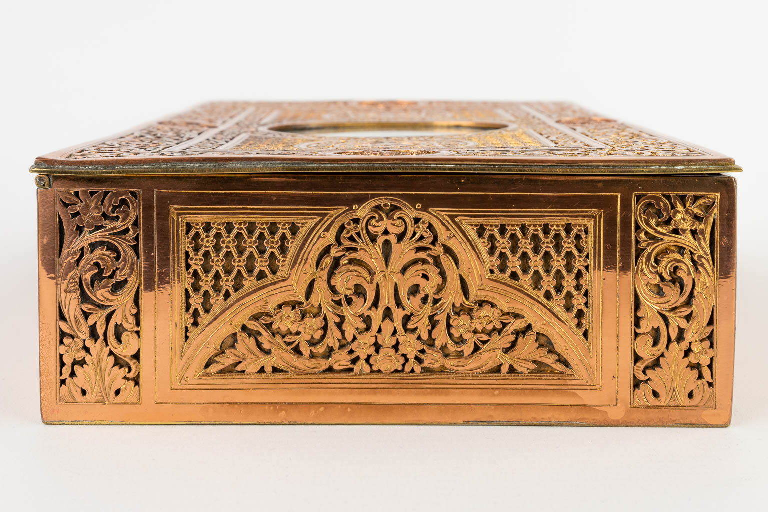 A jewellery box, ajoured brass and finished with a miniature painting. (D:16,7 x W:23 x H:6,5 cm)